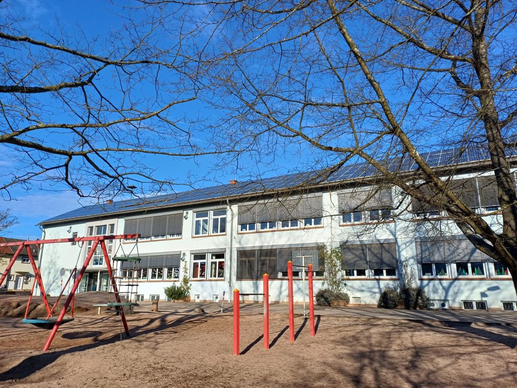 Schulgebäude mit Schaukel